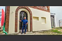 Im Bereich dieser Tür - es ist nicht der Eingang - musste der Backstein wegen der starken Schäden verputzt werden. Die Tür selber wurde aber neu umrahmt. Ganz rechts ist der moderne, nach hinten gerückte Anbau zu sehen. - © Kathrin Weege