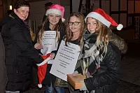 Marmeladen zu gewinnen: Lena (13), Wanda (12) und Michelle (12) verkaufen Lose f&uuml;r die Heinz-Sielmann-Schule - &copy; Sibylle Kemna