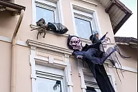 Sowohl die Fassade ist geschmückt, als auch alle Fenster. In ihnen hängen Tücher mit Fratzengesichtern und Co. - © Kathrin Weege