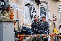 Etliche Stunden haben Sascha Zöllner und Nadine Wangorsch aus Herford damit verbracht, das Haus passend zu Halloween zu dekorieren. Geister, Spinnen, Hexen - alles ist dabei. - © Kathrin Weege