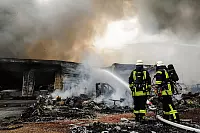 Durch massiven Wassereinsatz gelang es den 164 Einsatzkräften der Feuerwehr, ... - © FOTO: CHRISTIAN MATHIESEN