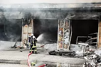 ...auch die nahegelegene Halle des Händlers in Flammen stand. - © FOTO: CHRISTIAN MATHIESEN