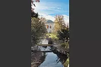 Das Wahrzeichen des Kurorts, der Tempelbrunnen mit dem Leopoldsprudel im Kurpark, mit der Salze. - © Melanie Meyer