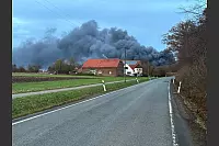 Nach Informationen der Feuerwehr ist ein Metall verarbeitender Betrieb betroffen. - © Peter Stuckhard