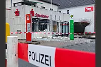 Die Sprengung des Automaten in der Willebadessener Sparkasse hat das Geb&auml;ude massiv besch&auml;digt. - &copy; Svenja Ludwig