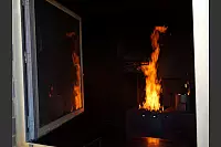 Der Lippische Feuerwehrverband feiert sein 150-jähriges Bestehen mit einem Familientag am Feuerwehrausbildungszentrum Brake. Falco Schneider leitet die Brandsimulationsanlage. - © Thomas Krügler
