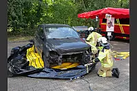 Der Lippische Feuerwehrverband feiert sein 150-jähriges Bestehen mit einem Familientag am Feuerwehrausbildungszentrum Brake. Das EIS-Team zeigt, wie gelöschte Elektrofahrzeuge gekühlt und gesichert werden. - © Thomas Krügler