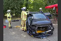 Der Lippische Feuerwehrverband feiert sein 150-jähriges Bestehen mit einem Familientag am Feuerwehrausbildungszentrum Brake. Das EIS-Team zeigt, wie gelöschte Elektrofahrzeuge gekühlt und gesichert werden. - © Thomas Krügler