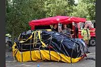 Der Lippische Feuerwehrverband feiert sein 150-jähriges Bestehen mit einem Familientag am Feuerwehrausbildungszentrum Brake. Das EIS-Team zeigt, wie gelöschte Elektrofahrzeuge gekühlt und gesichert werden. - © Thomas Krügler