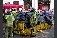 Der Lippische Feuerwehrverband hat sein 150-jähriges Bestehen mit einem Familientag am Feuerwehrausbildungszentrum Brake gefeiert. Das EIS-Team zeigt, wie gelöschte Elektrofahrzeuge gekühlt und gesichert werden. - © Thomas Krügler