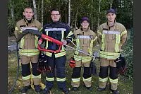 Der Lippische Feuerwehrverband feiert sein 150-jähriges Bestehen mit einem großen Familientag im Feuerwehrausbildungszentrum Brake. Das "Coldcut Cobra"-Team zeigt seine Arbeit mit dem Schneidlöschgerät. - © Thomas Krügler