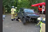 Der Lippische Feuerwehrverband feiert sein 150-jähriges Bestehen mit einem Familientag am Feuerwehrausbildungszentrum Brake. Das EIS-Team zeigt, wie gelöschte Elektrofahrzeuge gekühlt und gesichert werden. - © Thomas Krügler