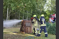 Der Lippische Feuerwehrverband feiert sein 150-jähriges Bestehen mit einem großen Familientag im Feuerwehrausbildungszentrum Brake. Das "Coldcut Cobra"-Team zeigt seine Arbeit mit dem Schneidlöschgerät. - © Thomas Krügler