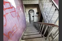 Ein Blick in das Treppenhaus der alten Herforder Bonbonfabrik vor dem Beginn der Sanierungsarbeiten. - © Rothschild Architekten