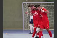 Schrecksekunde f&uuml;r den Post-TSV Detmold: Julian Jobstmeier und Joel Weber (rechts) geleiten den am Knie verletzten Enis C&ouml;mert vom Feld. - &copy; J&ouml;rg Hagemann