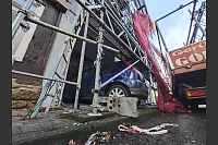 Das Bild am Tag danach: Am frühen Sonntagabend war ein Auto in ein Ladenlokal in Höxter gefahren. - © Svenja Ludwig