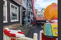 Das Bild am Tag danach: Am frühen Sonntagabend war ein Auto in ein Ladenlokal in Höxter gefahren. - © Svenja Ludwig