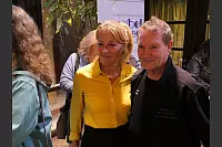 Hart aber Pawellek: Frank Plasberg und seine Frau Anne Gesthuysen plaudern mit Louis Pawellek im Kurtheater. - © Thomas Krügler