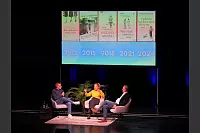 Hart aber Pawellek: Frank Plasberg und seine Frau Anne Gesthuysen plaudern mit Louis Pawellek im Kurtheater. - © Thomas Krügler