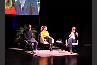 Hart aber Pawellek: Frank Plasberg und seine Frau Anne Gesthuysen plaudern mit Louis Pawellek im Kurtheater. - © Thomas Krügler