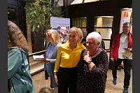 Hart aber Pawellek: Frank Plasberg und seine Frau Anne Gesthuysen plaudern mit Louis Pawellek im Kurtheater. - © Thomas Krügler