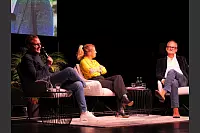 Hart aber Pawellek: Frank Plasberg und seine Frau Anne Gesthuysen plaudern mit Louis Pawellek im Kurtheater. - © Thomas Krügler
