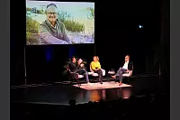 Hart aber Pawellek: Frank Plasberg und seine Frau Anne Gesthuysen plaudern mit Louis Pawellek im Kurtheater. - © Thomas Krügler