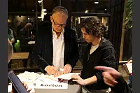 Hart aber Pawellek: Frank Plasberg und seine Frau Anne Gesthuysen plaudern mit Louis Pawellek im Kurtheater. - © Thomas Krügler