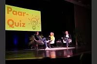 Hart aber Pawellek: Frank Plasberg und seine Frau Anne Gesthuysen plaudern mit Louis Pawellek im Kurtheater. - © Thomas Krügler