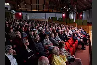 Hart aber Pawellek: Frank Plasberg und seine Frau Anne Gesthuysen plaudern mit Louis Pawellek im Kurtheater. - © Thomas Krügler