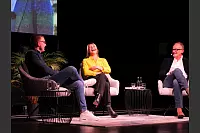 Hart aber Pawellek: Frank Plasberg und seine Frau Anne Gesthuysen plaudern mit Louis Pawellek im Kurtheater. - © Thomas Krügler