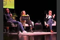 Hart aber Pawellek: Frank Plasberg und seine Frau Anne Gesthuysen plaudern mit Louis Pawellek im Kurtheater. - © Thomas Krügler