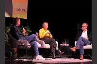 Hart aber Pawellek: Frank Plasberg und seine Frau Anne Gesthuysen plaudern mit Louis Pawellek im Kurtheater. - © Thomas Krügler
