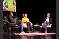Hart aber Pawellek: Frank Plasberg und seine Frau Anne Gesthuysen plaudern mit Louis Pawellek im Kurtheater. - © Thomas Krügler