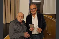 Hart aber Pawellek: Frank Plasberg und seine Frau Anne Gesthuysen plaudern mit Louis Pawellek im Kurtheater. - © Thomas Krügler