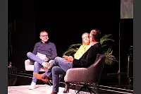 Hart aber Pawellek: Frank Plasberg und seine Frau Anne Gesthuysen plaudern mit Louis Pawellek im Kurtheater. - © Thomas Krügler