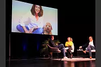 Hart aber Pawellek: Frank Plasberg und seine Frau Anne Gesthuysen plaudern mit Louis Pawellek im Kurtheater. - © Thomas Krügler
