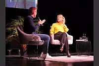 Hart aber Pawellek: Frank Plasberg und seine Frau Anne Gesthuysen plaudern mit Louis Pawellek im Kurtheater. - © Thomas Krügler