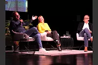 Hart aber Pawellek: Frank Plasberg und seine Frau Anne Gesthuysen plaudern mit Louis Pawellek im Kurtheater. - © Thomas Krügler