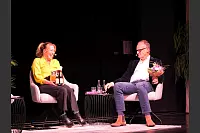 Hart aber Pawellek: Frank Plasberg und seine Frau Anne Gesthuysen plaudern mit Louis Pawellek im Kurtheater. - © Thomas Krügler