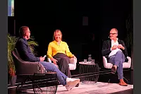 Hart aber Pawellek: Frank Plasberg und seine Frau Anne Gesthuysen plaudern mit Louis Pawellek im Kurtheater. - © Thomas Krügler