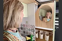 Das kleine ausziehbare "Badezimmer" mit Spielgel, Stauraum und daneben dem Küchen-Waschbecken, reichte Celine Hinz auf ihrer Reise völlig aus. Geduscht wurde sowieso meist auswärts. - © Natalie Gottwald