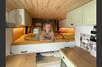 Celine Hinz in ihrem Wohnmobil "Henry", das für sechs Monate ihr Zuhause war. Liebevoll hat sie den Peugeot Boxer mit kleinen Detail und praktischen Ideen zuvor selbst ausgebaut. - © Natalie Gottwald