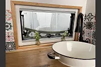 Sogar kleine künstliche Blumen hat Celine Hinz am Fenster ihres Wohnmobils aufgestellt. - © Natalie Gottwald