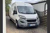 Während der Peugeot Boxer von außen ziemlich schlicht daherkommt, steckt in seinem Inneren viel Arbeit und Liebe. - © Natalie Gottwald