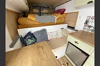 Wenn das große Bett zusammengeklappt ist, ist Platz für eine Bank mit dekorativen Kissen. - © Natalie Gottwald