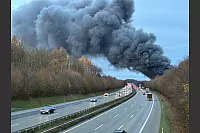 Die Rauchsäule ist auch auf der A2 bei Bielefeld zu sehen. - © Peter Stuckhard