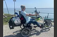 Dieter Begemann sitzt auf seinem Easy Rider und schaut aufs Wasser. - © privat