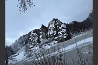 Ein magischer Blick auf die verschneiten Externsteine. - &copy; Ingo Beckmeier
