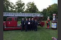 150 Jahre Lippischer Feuerwehrverband: Vor dem historischen Feuerwehrauto von 1935 auf dem Gelände der Brauerei Strate - © Thomas Krügler